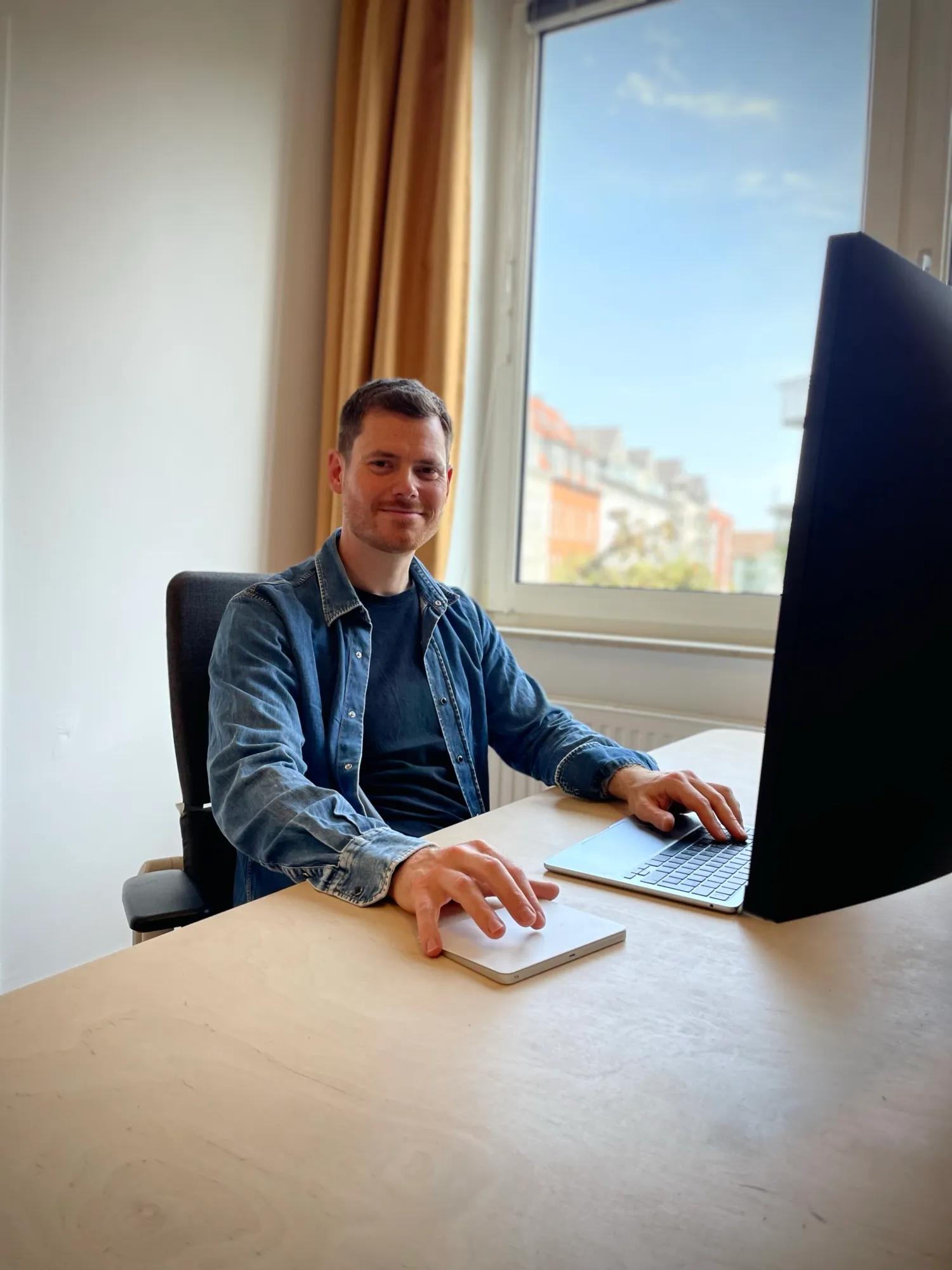 Jan Sprenger an seinem Schreibtisch, konzentriert am Laptop