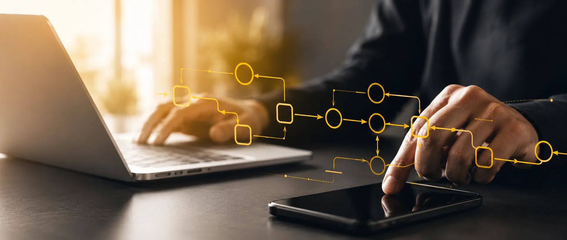 Person an Laptop und Smartphone, darüber ein gelbes Workflow-Diagramm aus verbundenen Knoten und Pfeilen