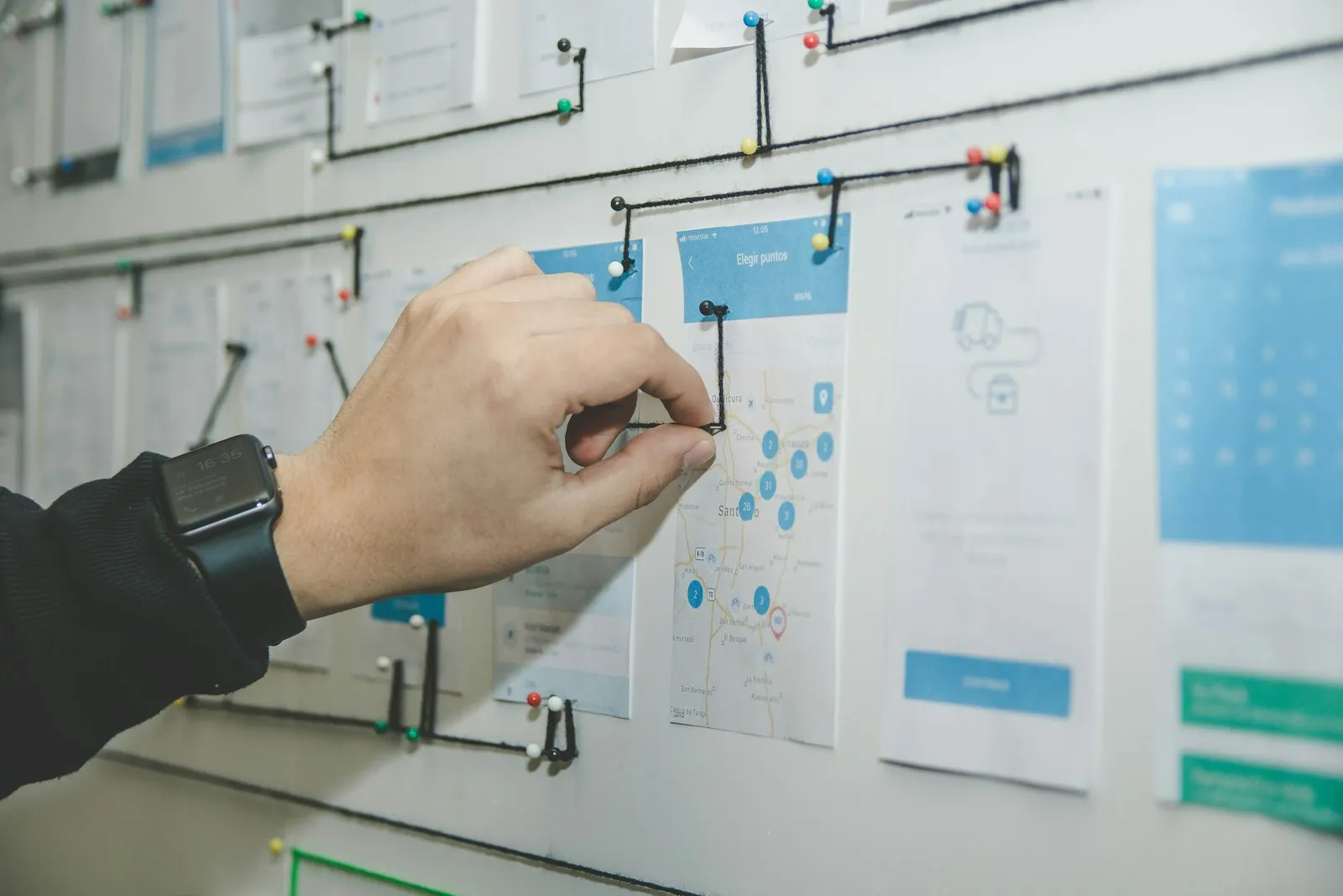 Prozessoptimierung: Abläufe werden an einer Wand kartiert und verbunden