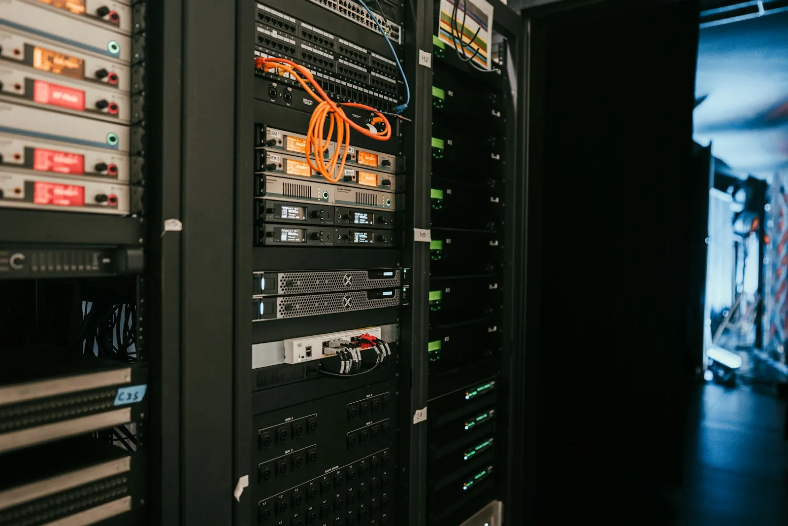 Lokale KI-Infrastruktur: Server-Rack mit Netzwerkkabeln