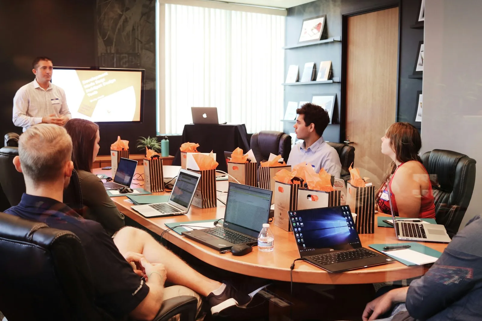 KI-Schulung für Unternehmen: Präsentation vor einem Team im Meetingraum